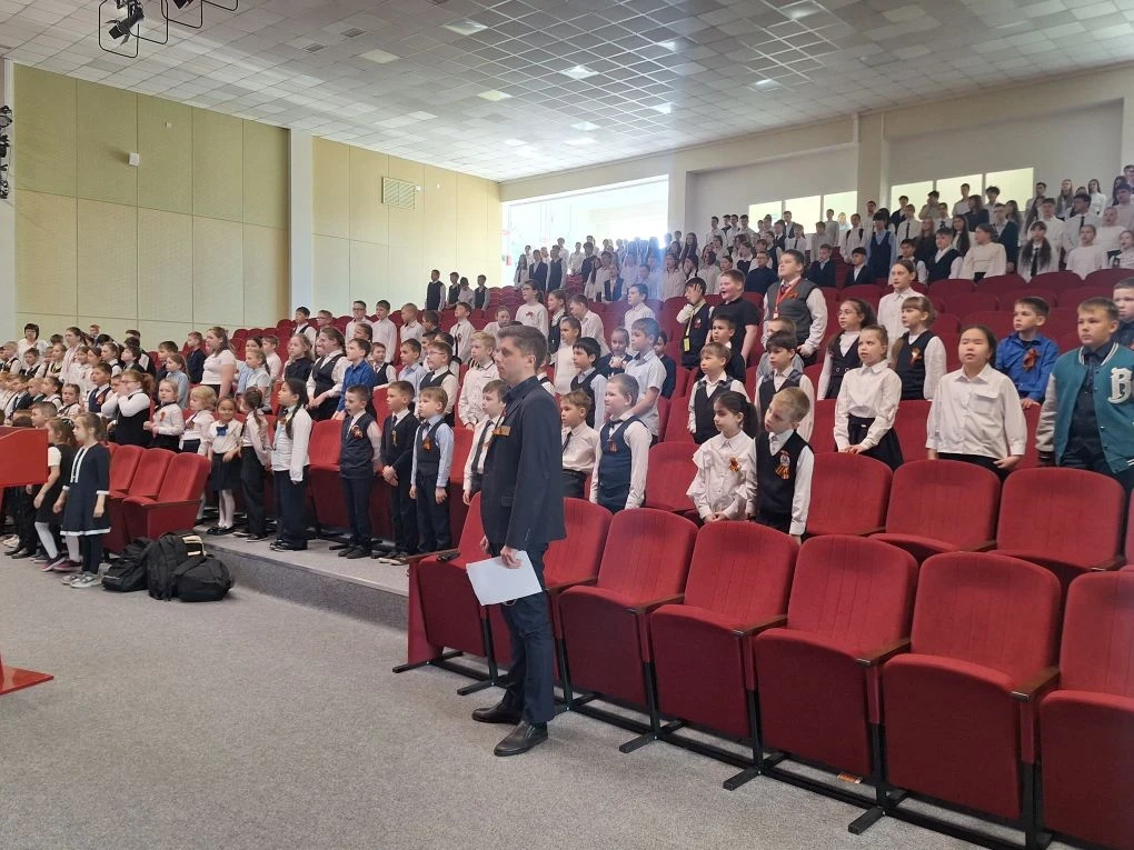 🌟 Дорогие друзья! Новая учебная неделя стартовала с ярких традиций! 🌟  Сегодня наша школа собралась 