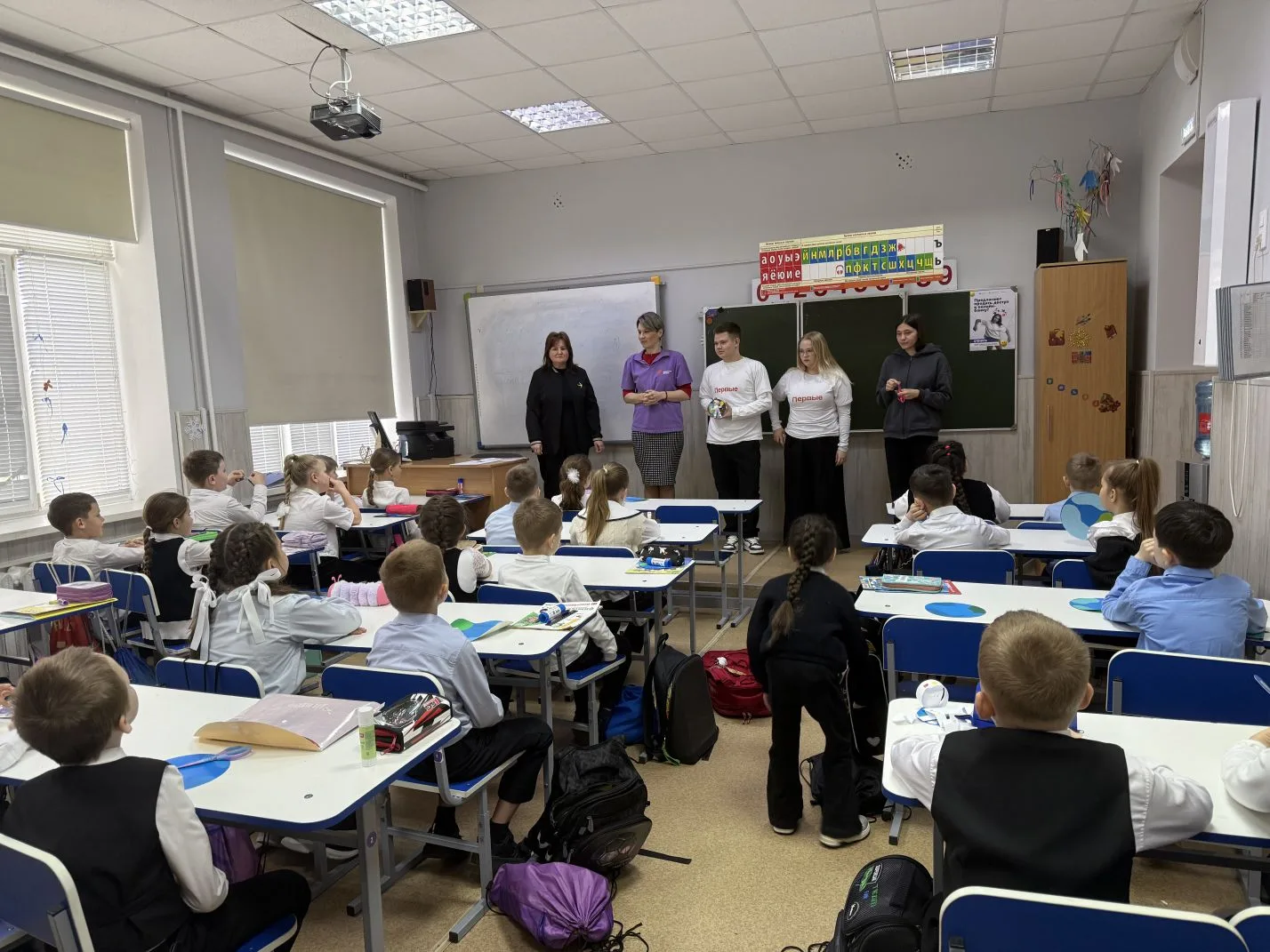 ПУТЬ К ЗВЕЗДАМ НАЧИНАЕТСЯ ЗДЕСЬ!  ✏️В преддверии Дня космонавтики активисты «Движения Первых», совме