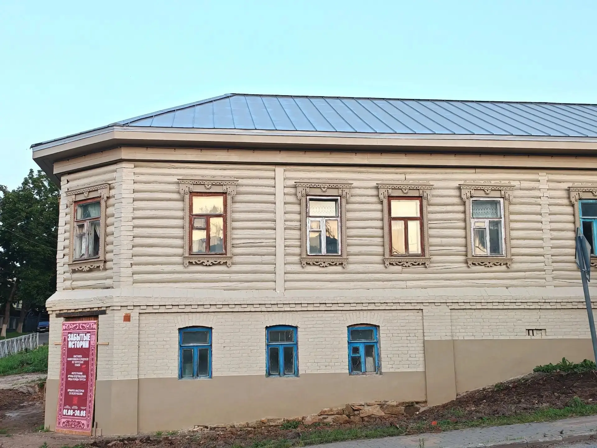 Старинный купеческий дом, Таруса, Калужская область

Я помню этот дом ещё жилым, когда мы приезжали 