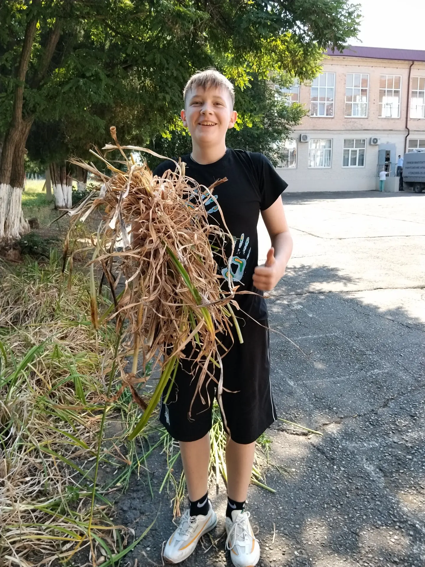 Обучающиеся школы продолжают работу по благоустройству пришкольной территории и уборке внутренних по