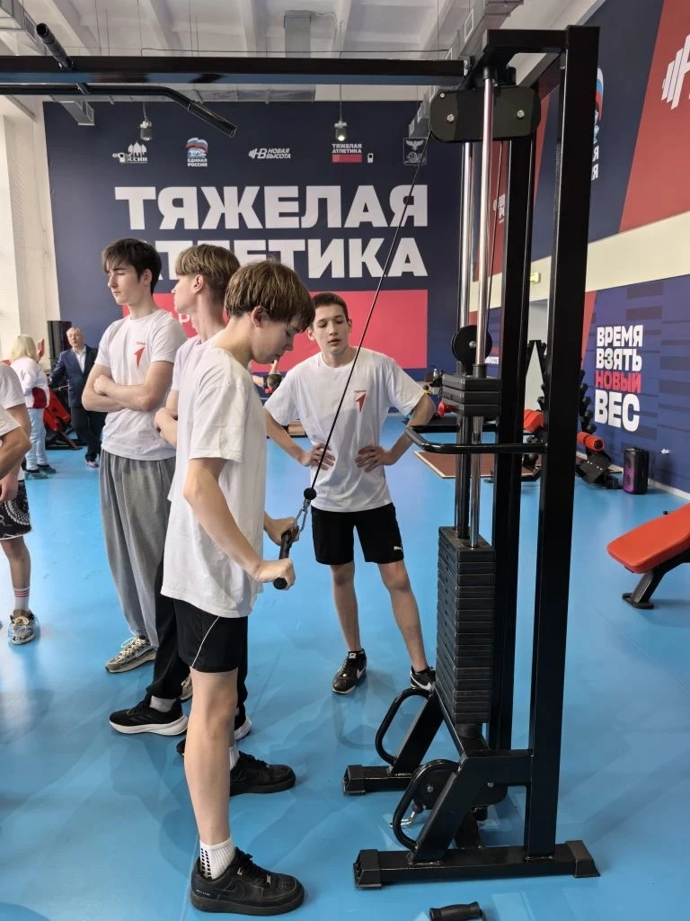 В рамках мероприятий «Движения первых» ученики 7-х и 10-х классов посетили спортивный комплекс «Желе