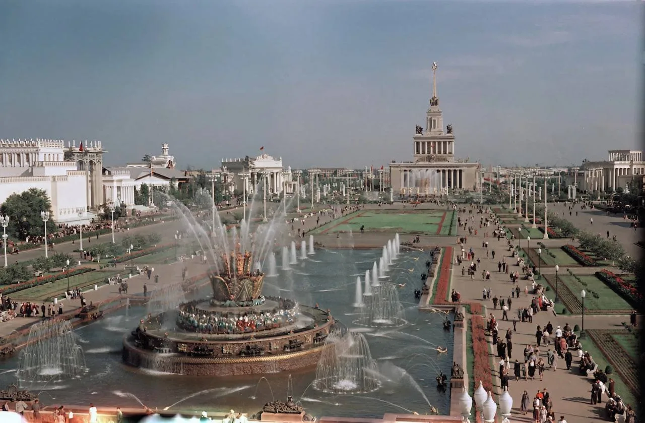 У фонтана «Каменный цветок», 1954