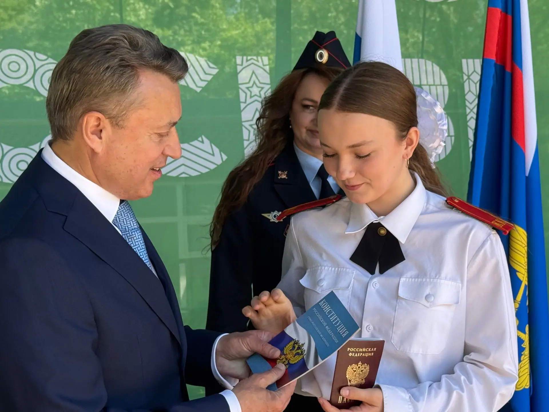 Россия поручается за тебя. А ты - за Россию!

В канун Дня России вручил паспорта юным москвичам в Се