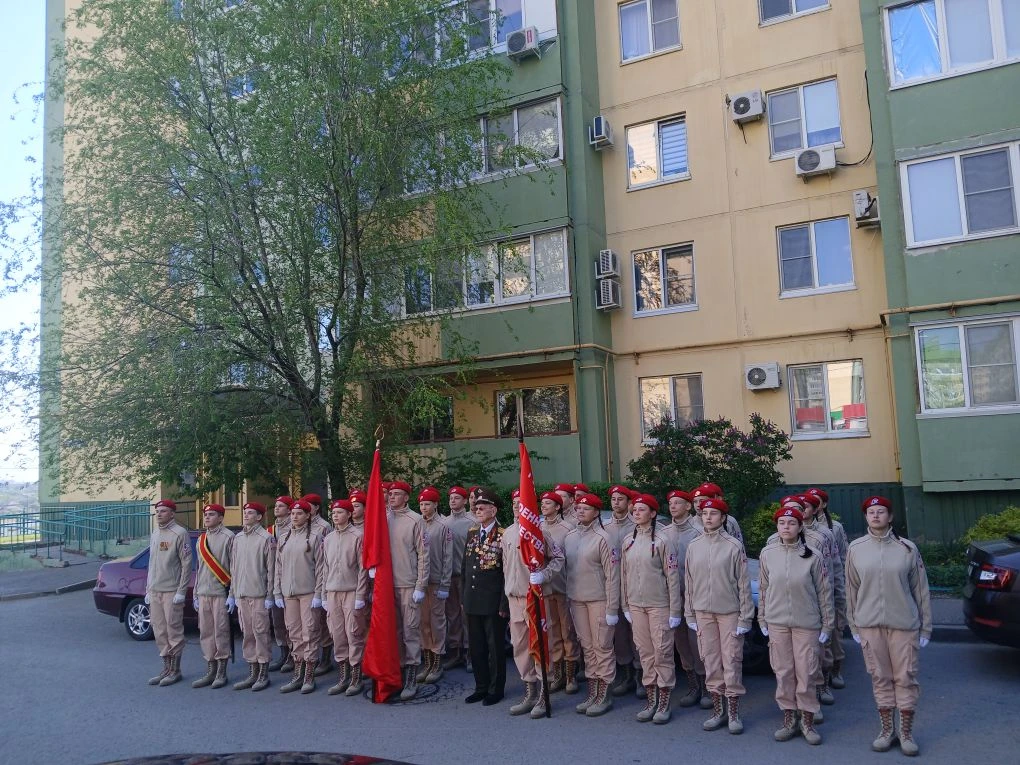 "Парад у дома ветерана" Юнармейцы отряда «Ворошиловский стрелок» Коноваленко Полина, Гордиенко Аксин