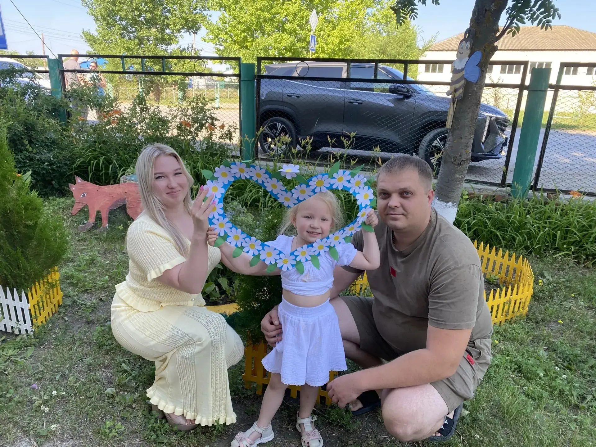 В рамках мероприятия была организована фото-зона с ромашками — символом праздника. Родители с детьми