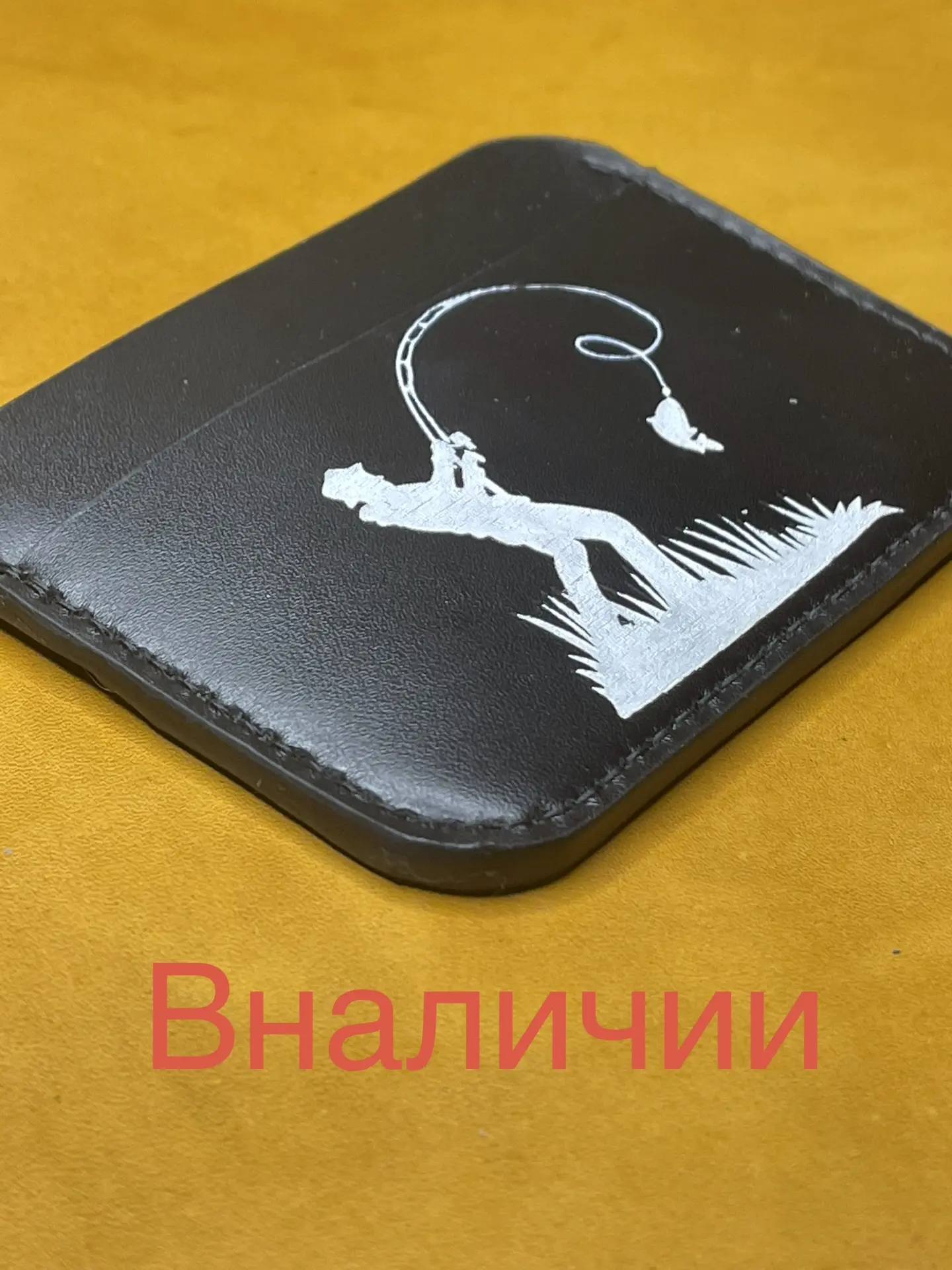 Картхолдер. Тёмная кожа. Белый силуэт. Никакой суеты.