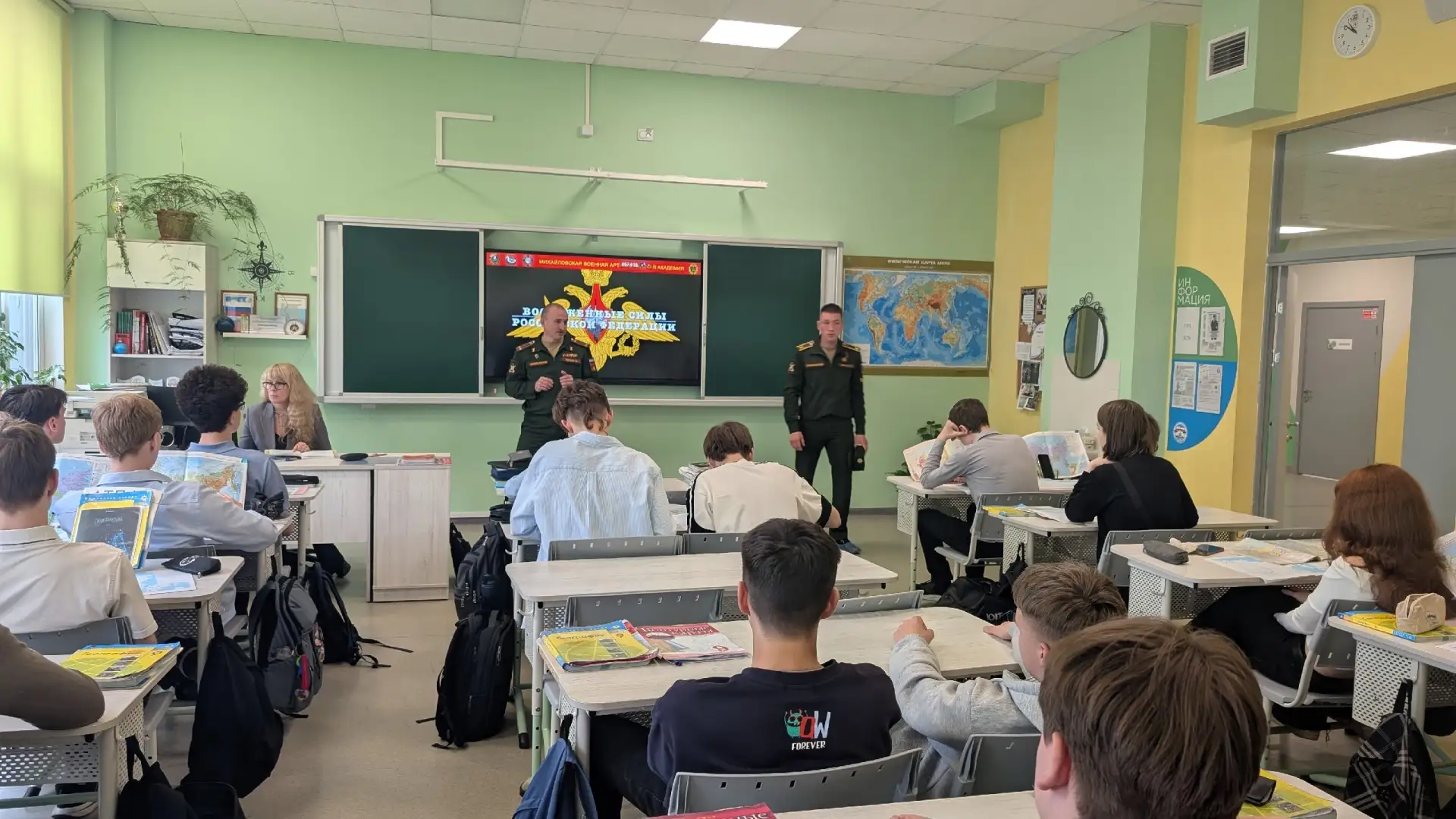 14 мая в школе состоялась встреча старшеклассников с представителями Михайловской военной артиллерий