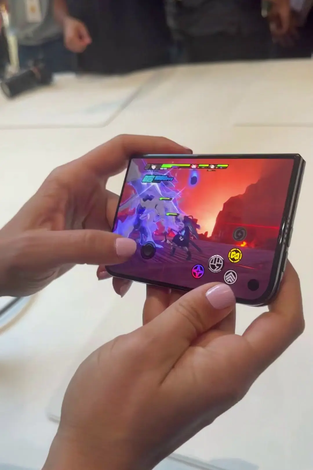 iPhone Duo показали вживую — и журналистам сразу дали поиграть в Zenless Zone Zero