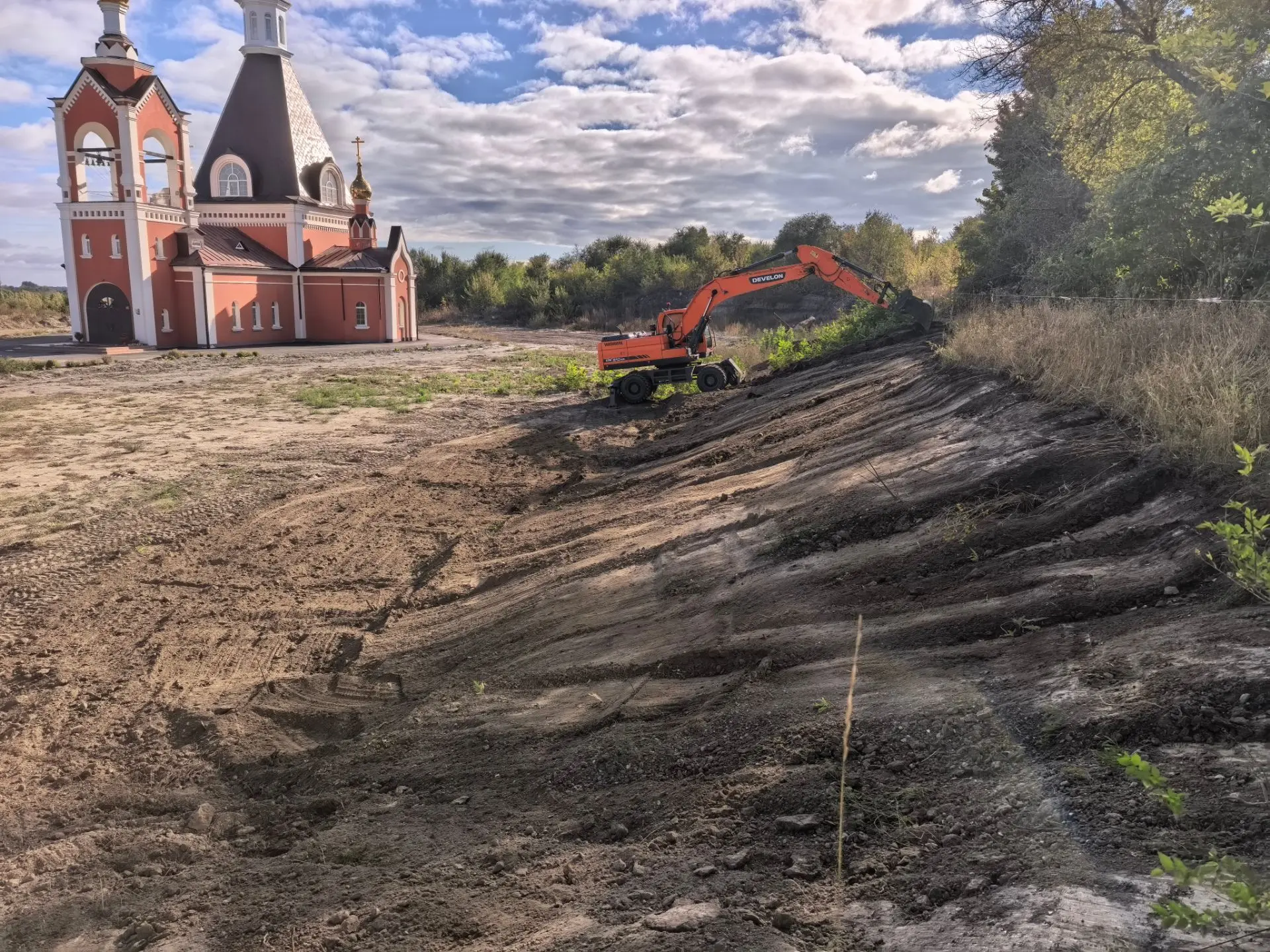 Выполнили предчистовую планировку склона. Стоимость аренды экскаватора за 8 часовую сме...