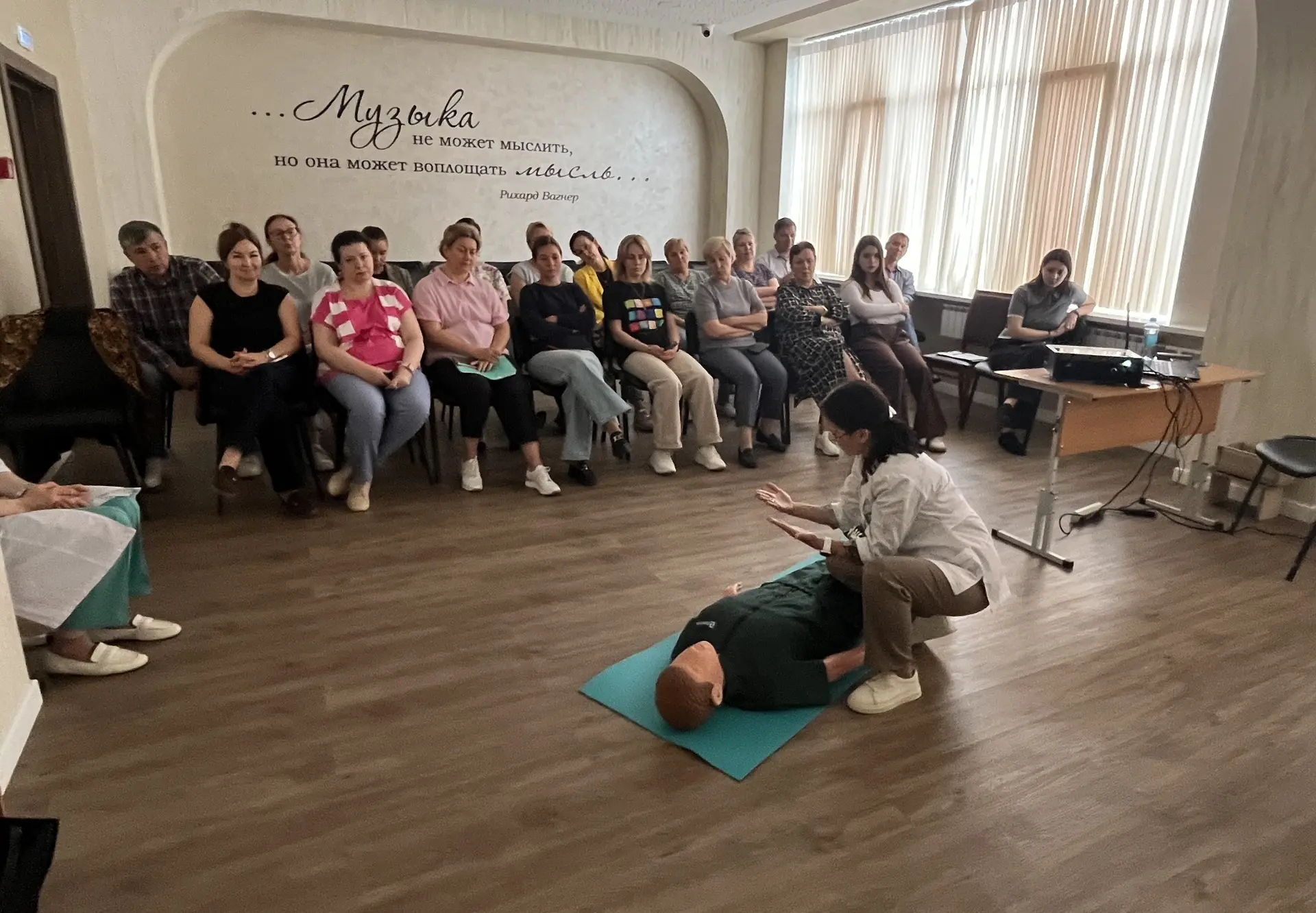 ⁣ 🫶🏼👩🏻‍⚕️Педагоги осваивают навыки первой помощи с медиками из БУ «Сургутская город...