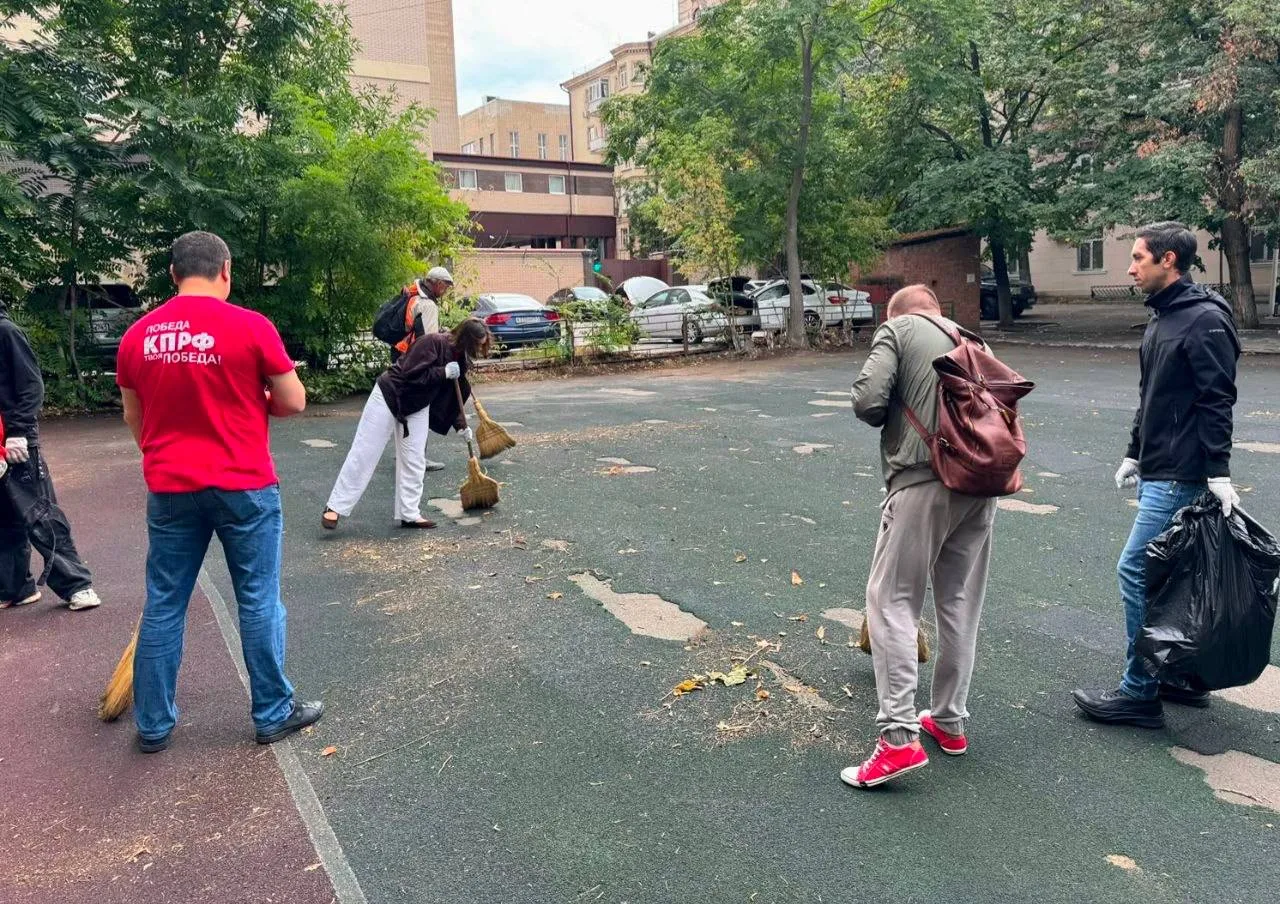 Вчера в городе прошёл первый субботник в рамках месячника чистоты. В Ленинском районе ж...