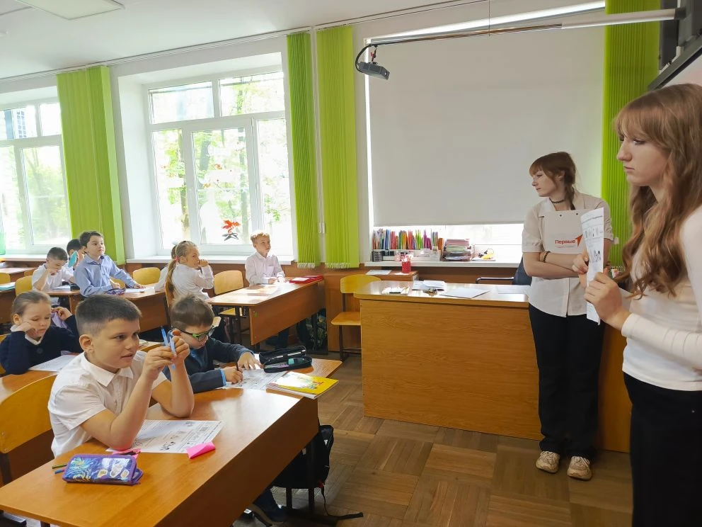 **День детских общественных организаций России**  Советник директора, активисты Движения Первых и во
