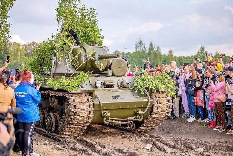 🥳 Отмечаем окончание школы в музейном комплексе «Стальной Десант»   В историческом танковом парке де