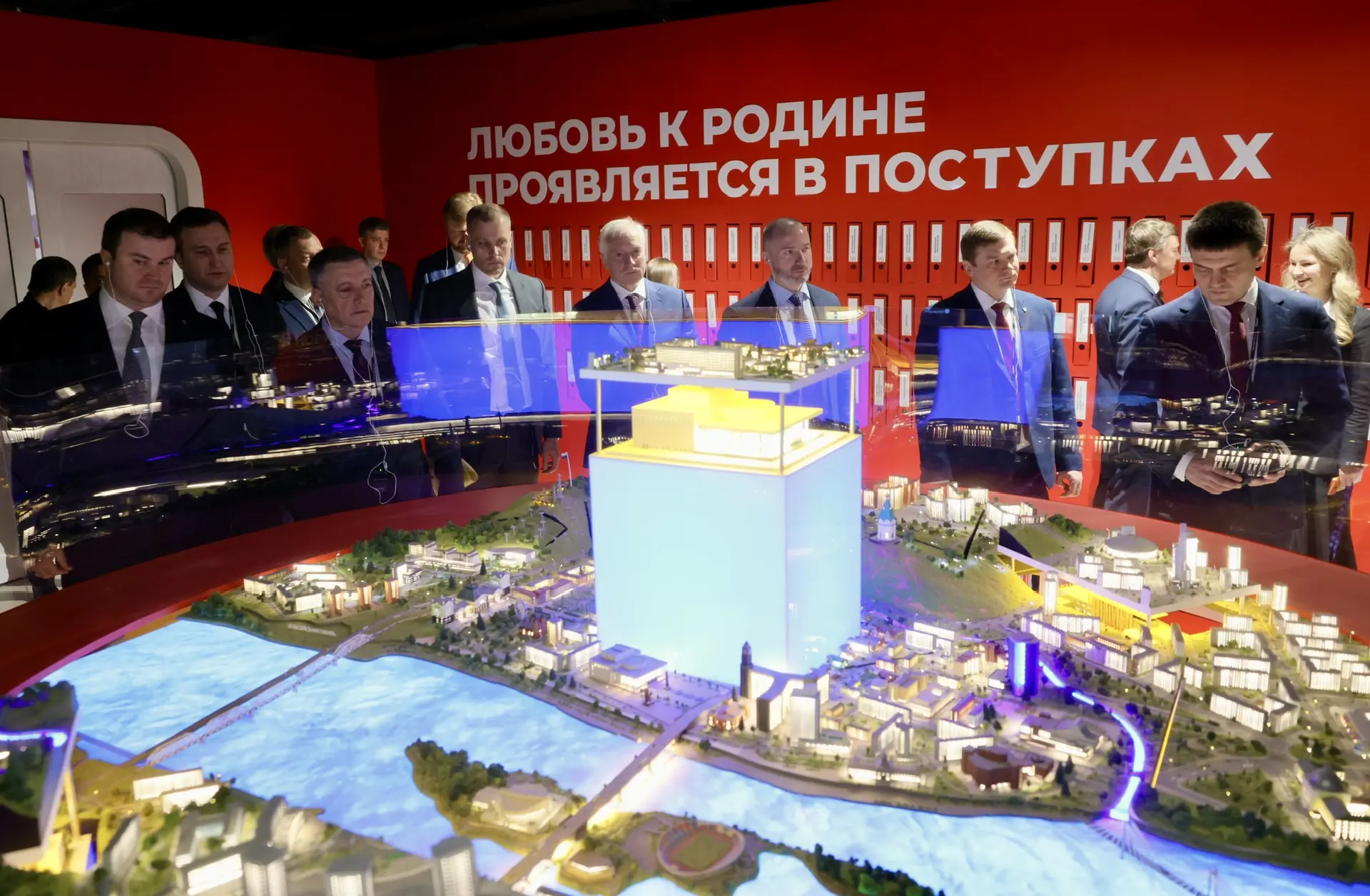 Во главе с полномочным представителем Президента в СФО Анатолием Серышевым и вместе с коллегами-губе