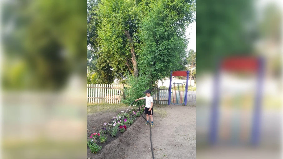 Снова радует нас лето

В зелень сочную одето.

И у самых у ворот

Клумба яркая растет!

Лето - жарка