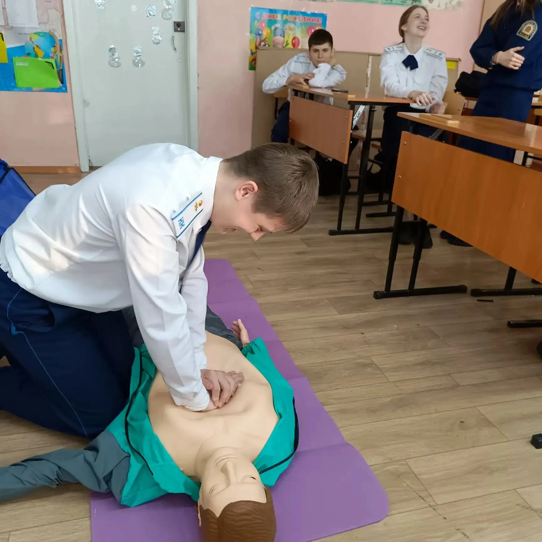 На уроках ОБЗР прошла практическая часть освоения навыка оказания первой помощи при обмороке и остан