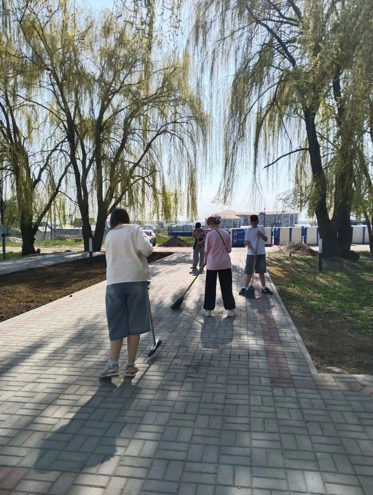 В преддверии Дня Победы ребята 7а класса отправились на уборку территории мемориала, посвящённого жи