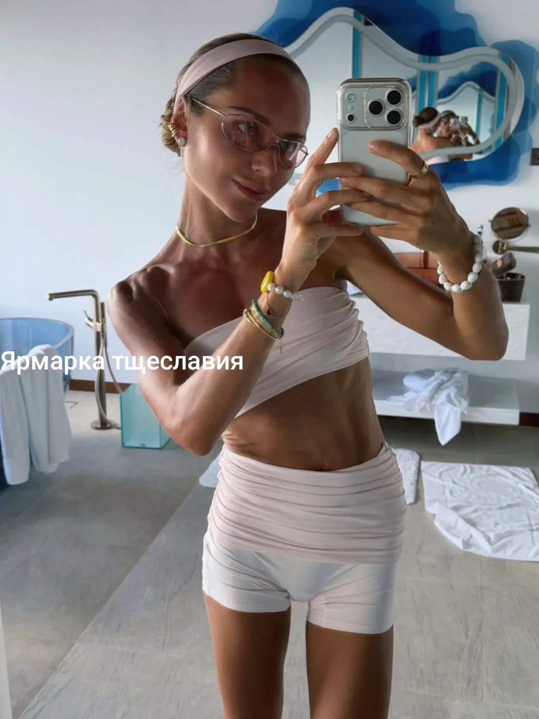 По-моему, с каждой такой фотосессией шансы на удачное замужество становятся все более п...