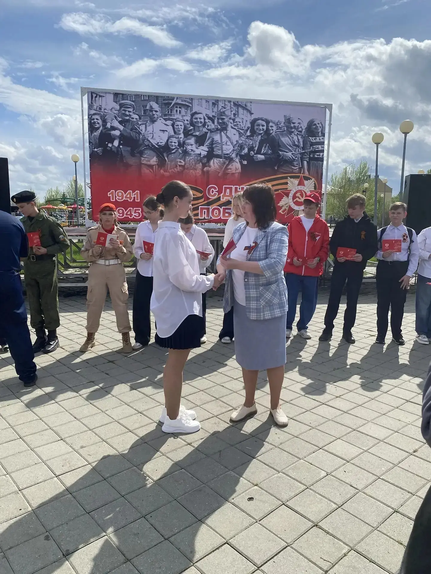 В городском парке юным ишимцам вручили обложки на паспорт от «Движения Первых» 🇷🇺  В городском парке
