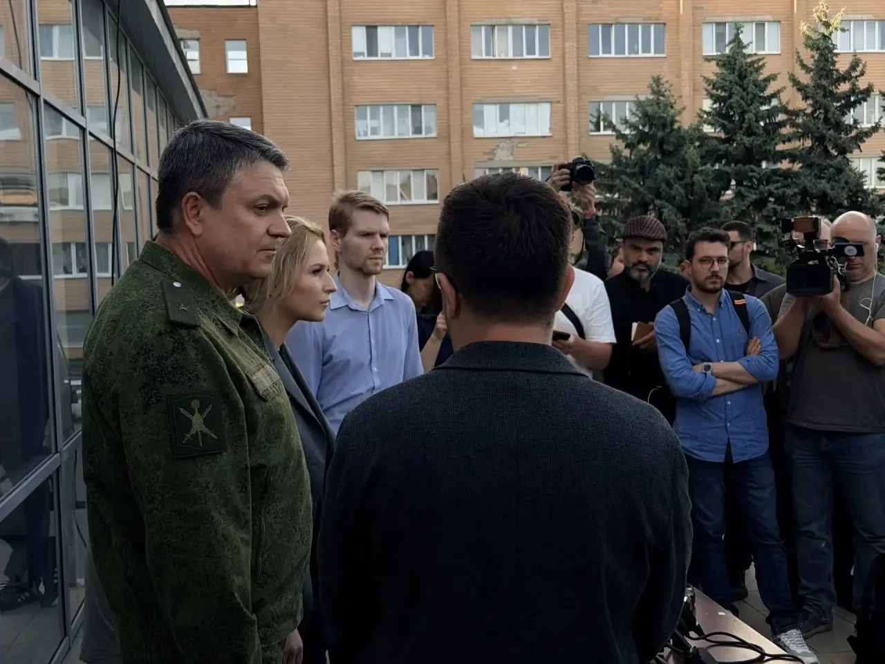 Навестили детей в больнице  Вместе с главой ЛНР Леонидом Пасечником прошли по палатам. Там лежат те,