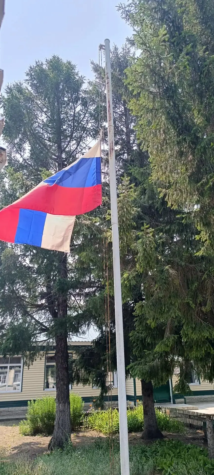 В день Памяти и Скорби, в память о погибших соотечественников в годы ВОВ, в МБОУ ГСОШ был приспущен 