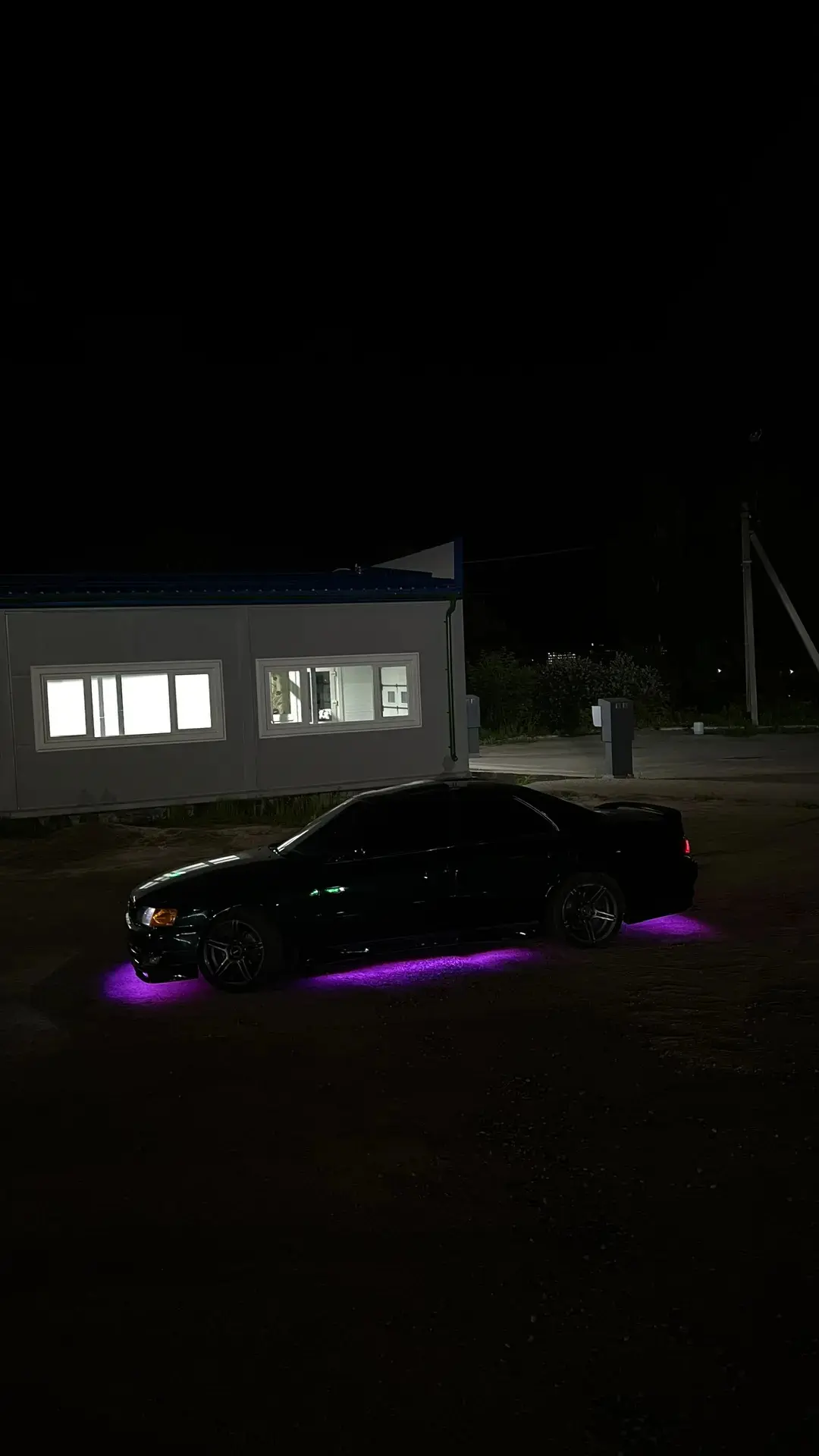 💡 Подсветка днища — колхоз или стиль?  Пока вокруг были тающий снег и лужи, радовать прохожих видом 