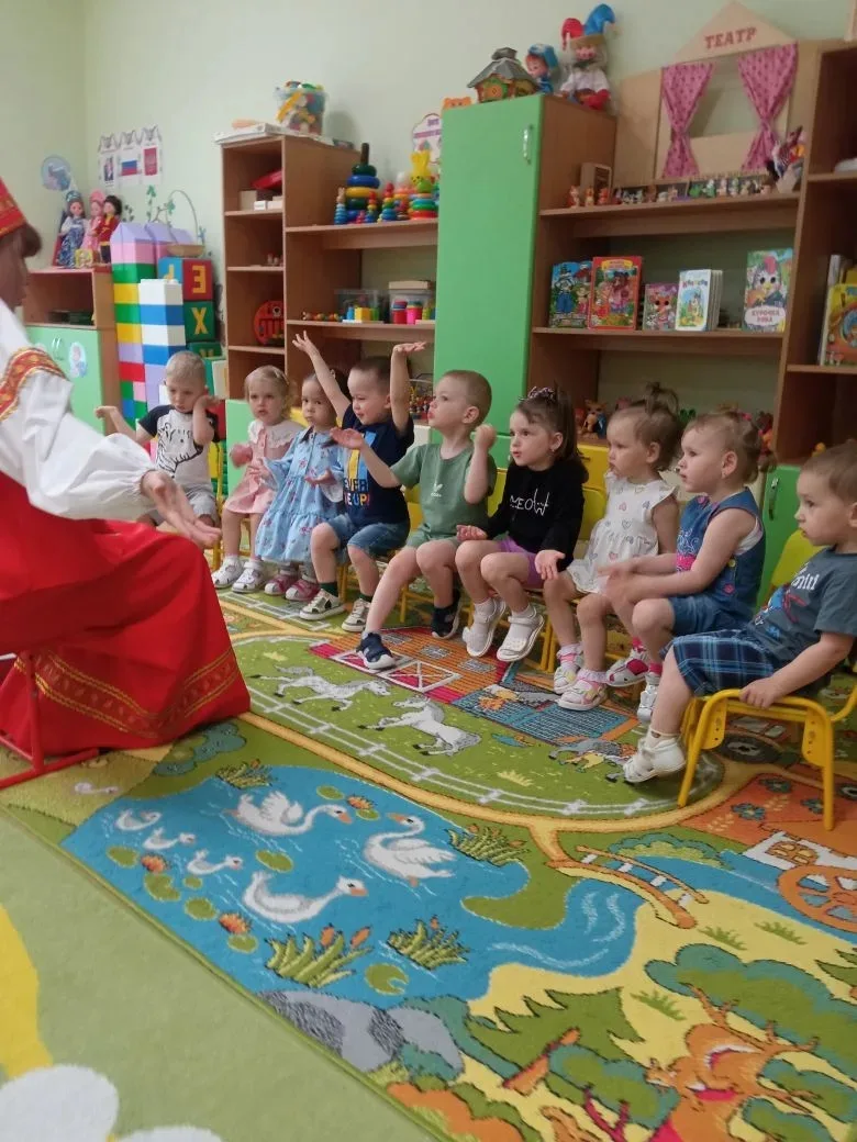 🤗 В мире столько всего интересного, а начинается всё со сказки! 
✨ Самые юные воспитанники погрузил