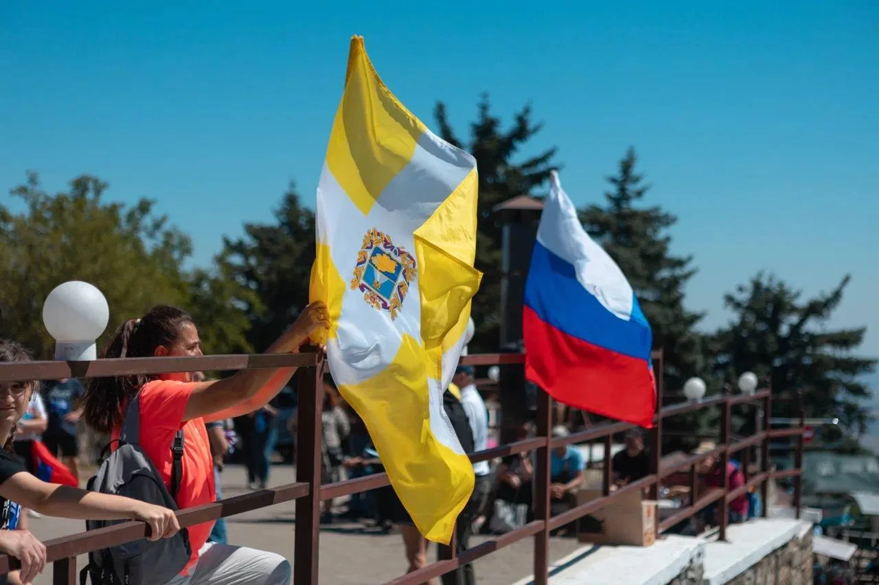 🇷🇺🏃‍♂️ В День Государственного флага Российской Федерации состоялся забег на Машук