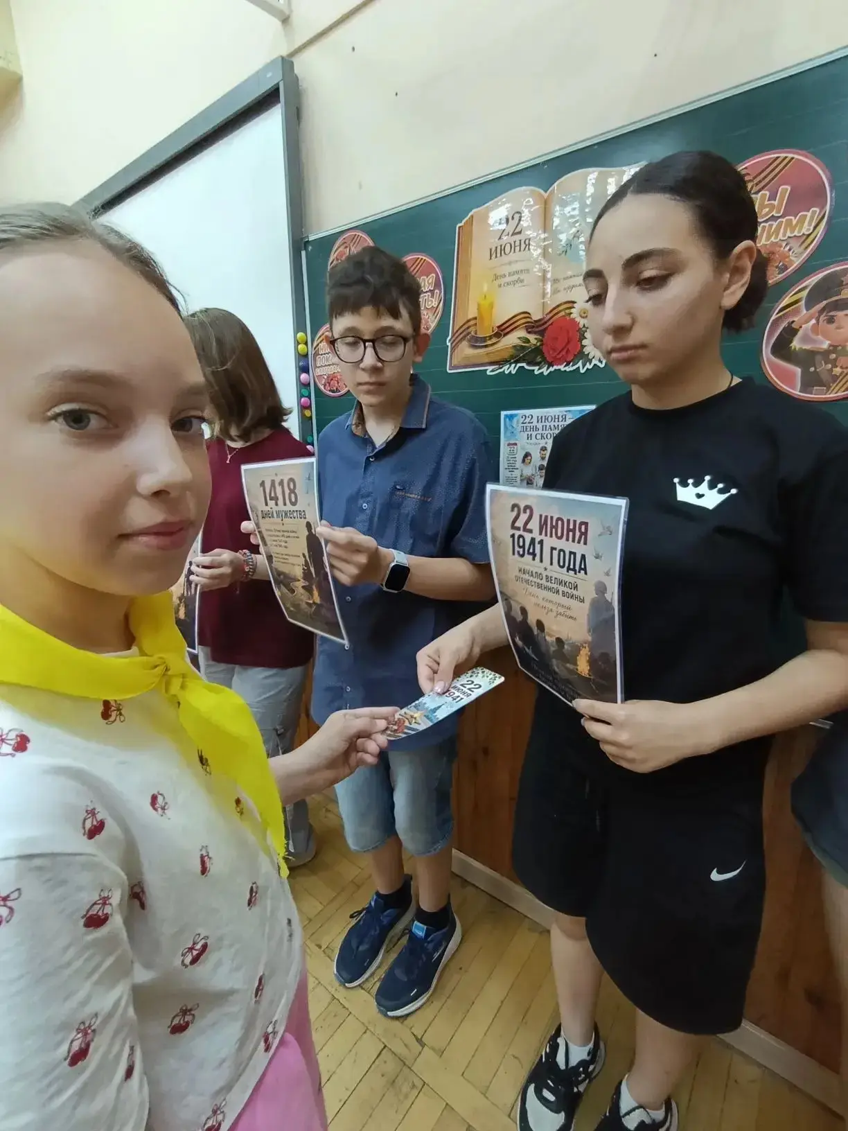 Маленькие руки делают закладки. Большие сердца помнят подвиг. ❤️

В «Искорке» прошла акция, приуроче