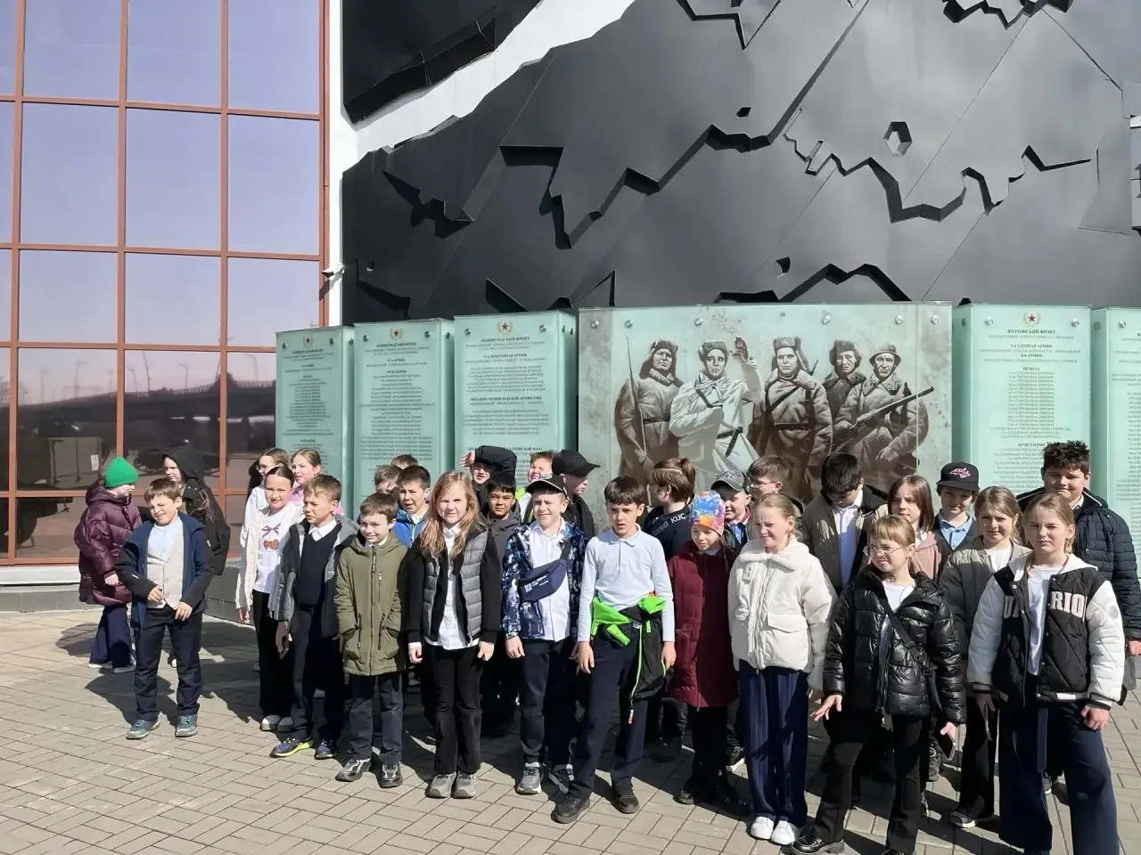 🚌🎒 16 апреля 3 «Д» совершил настоящий рывок во времени!  В рамках подготовки к великому празднику — 