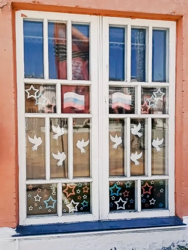 Украшаем окна в триколоре! 🇷🇺

🤍💙❤️Мы продолжаем традицию украшать окна ко Дню России, чтобы пок