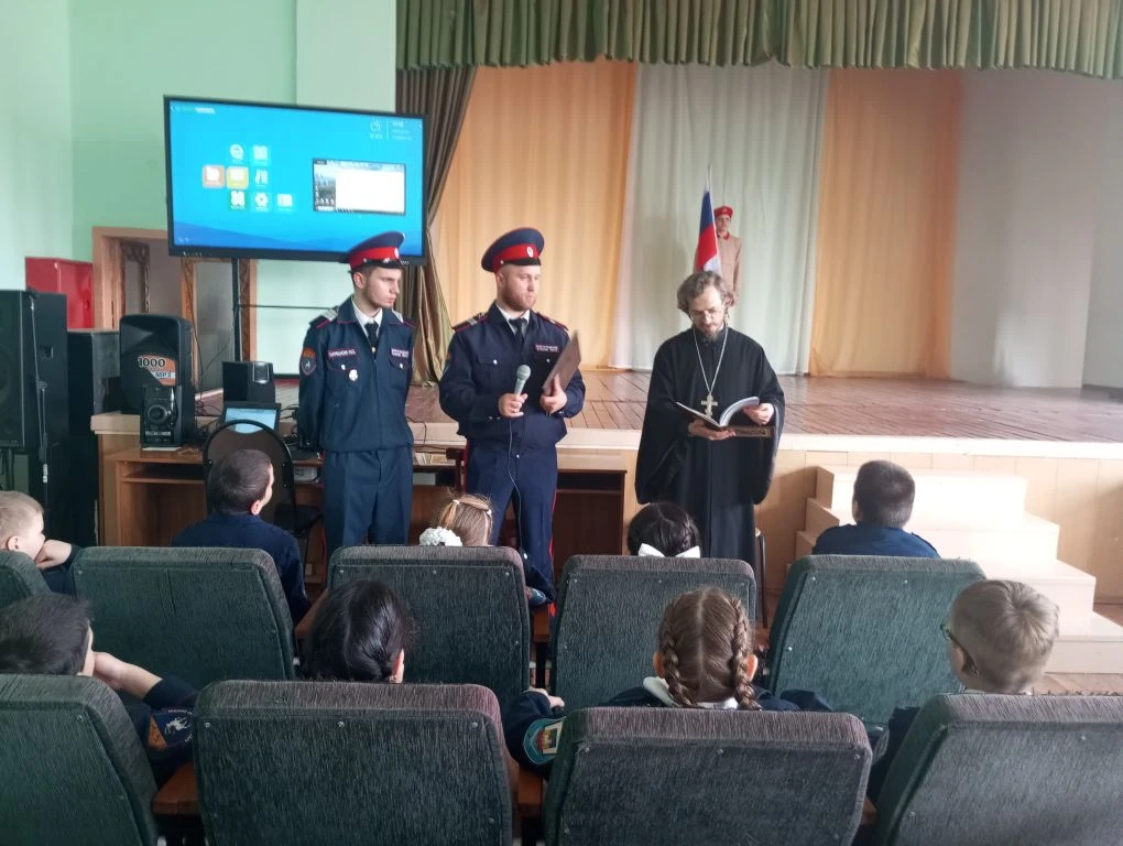 Сегодня в школе в рамках  "Разговоров о важном" состоялась встреча кадетов и юнармейцев с отцом Геор