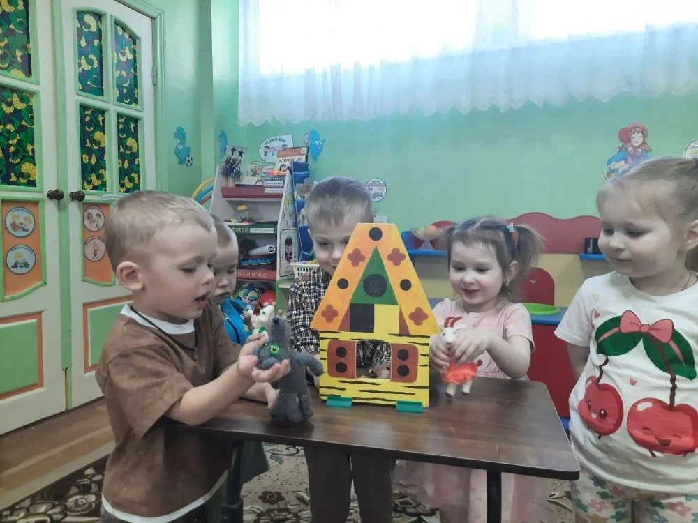 На занятии по развитию речи ребята прослушали знакомую им сказку "Козлята и волк", расс...