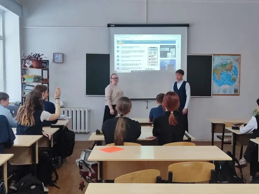 РАЗГОВОРЫ О ВАЖНОМ  🇷🇺Учебная неделя в нашей школе началась с торжественной церемонии выноса  госуда