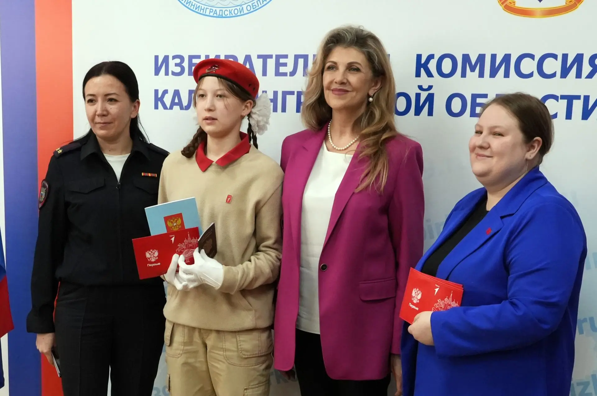 ✅Открываем двери в будущее: торжественное вручение паспортов юным гражданам! ➡️Накануне, в День восс