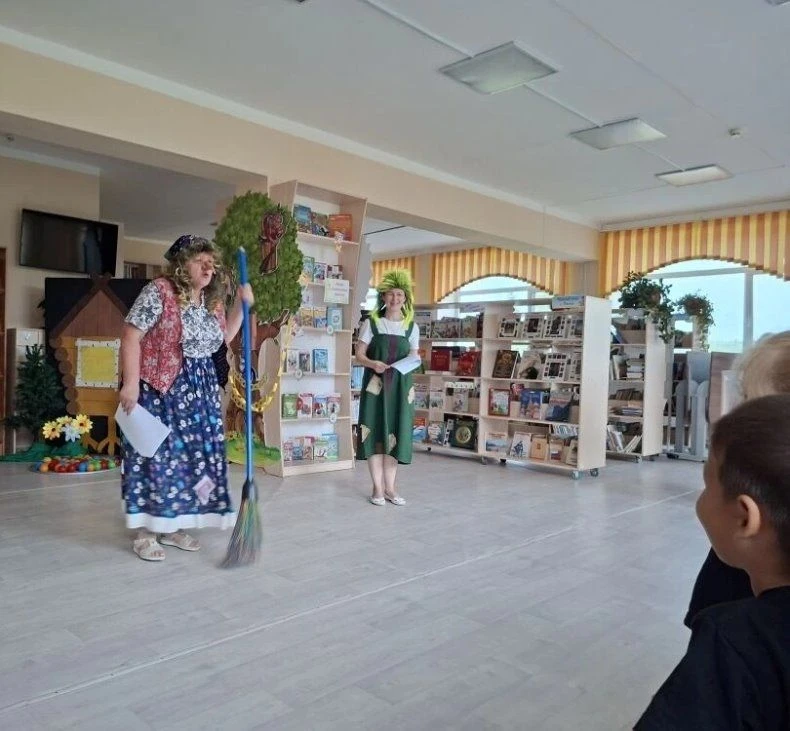 В Улу-Юльской  библиотеке   отметили  самый сказочный праздник — День рождения Бабы Яги. 
Юные гости