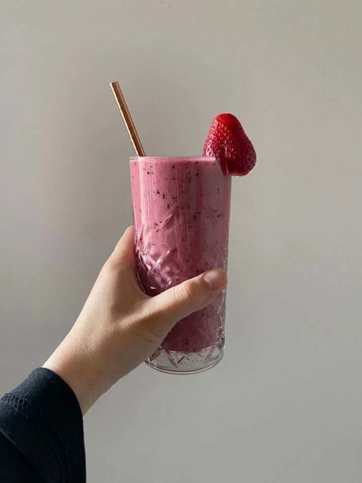 3 рецепта из клубники за 5 минут  

Мне кажется, клубника — это официальный вкус начала лета. Потому