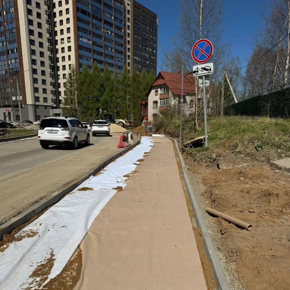 🚧 В Сыктывкаре продолжается ремонт улицы Тентюковской.  Протяжённость обновляемого участка от улицы 