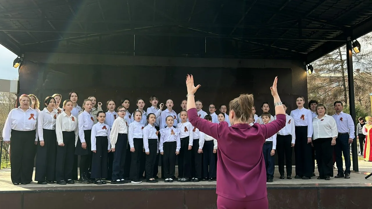 Патриотическая акция единого действия "Мы вместе" состоялась накануне Дня Победы. Наш эстрадный хор 