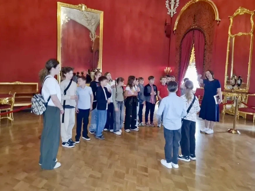 Закулисье Большого театра 🏛️  👣 Вчера ученики 3 класса «В» вместе с классным руководителем Юлией Ник
