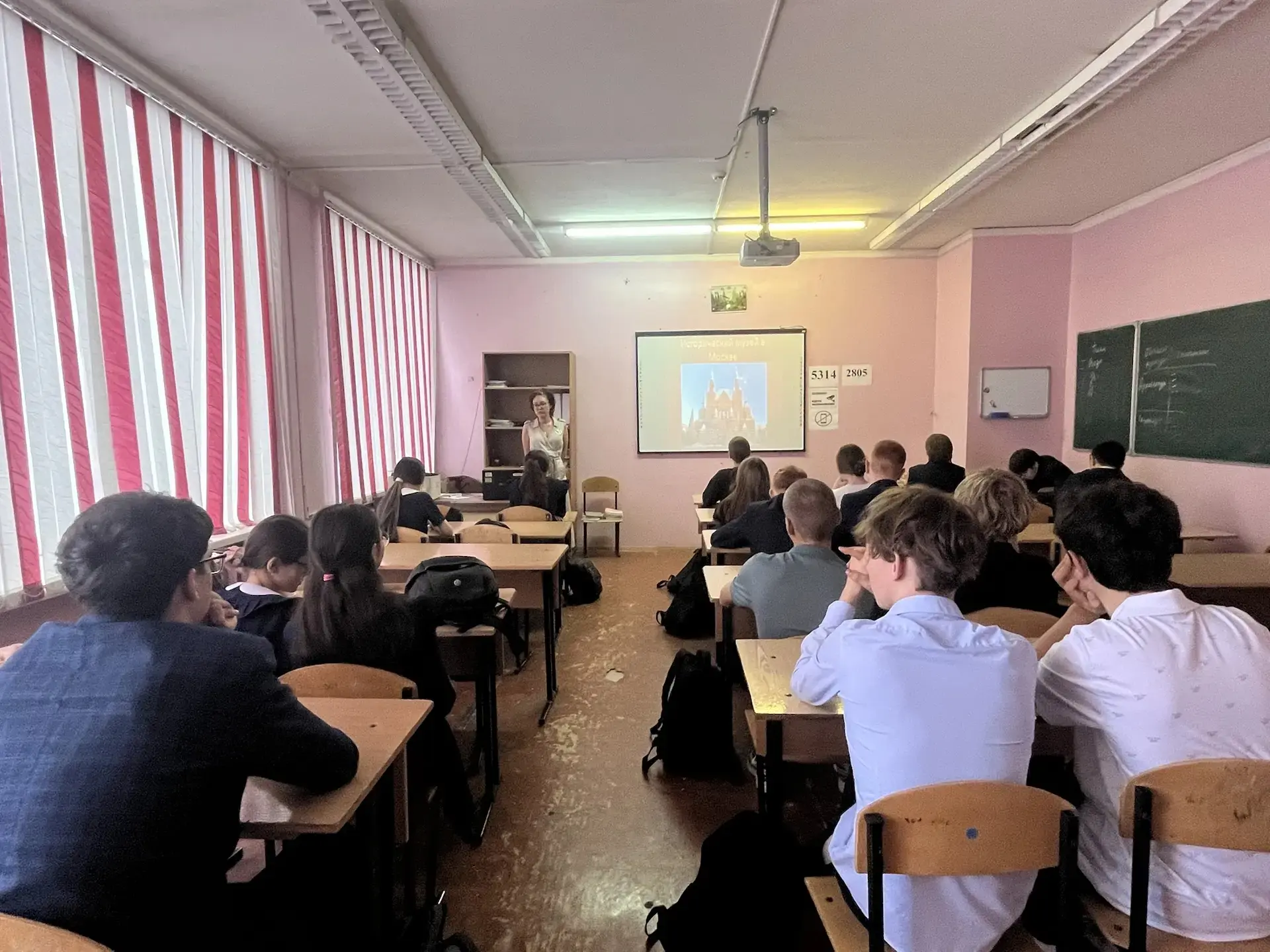 Советник директора по воспитанию организовала в 8 «В» классе увлекательную игру «Приоткрывая тайну».
