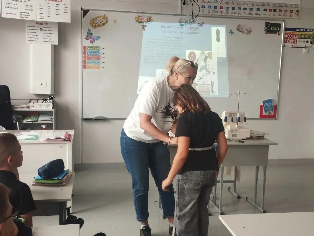 👗 #МояМамаДаётУрок В гости к ребятам 3 Е класса пришла мама Амировой  Дианы по профессии швея 🧵✂️  Д