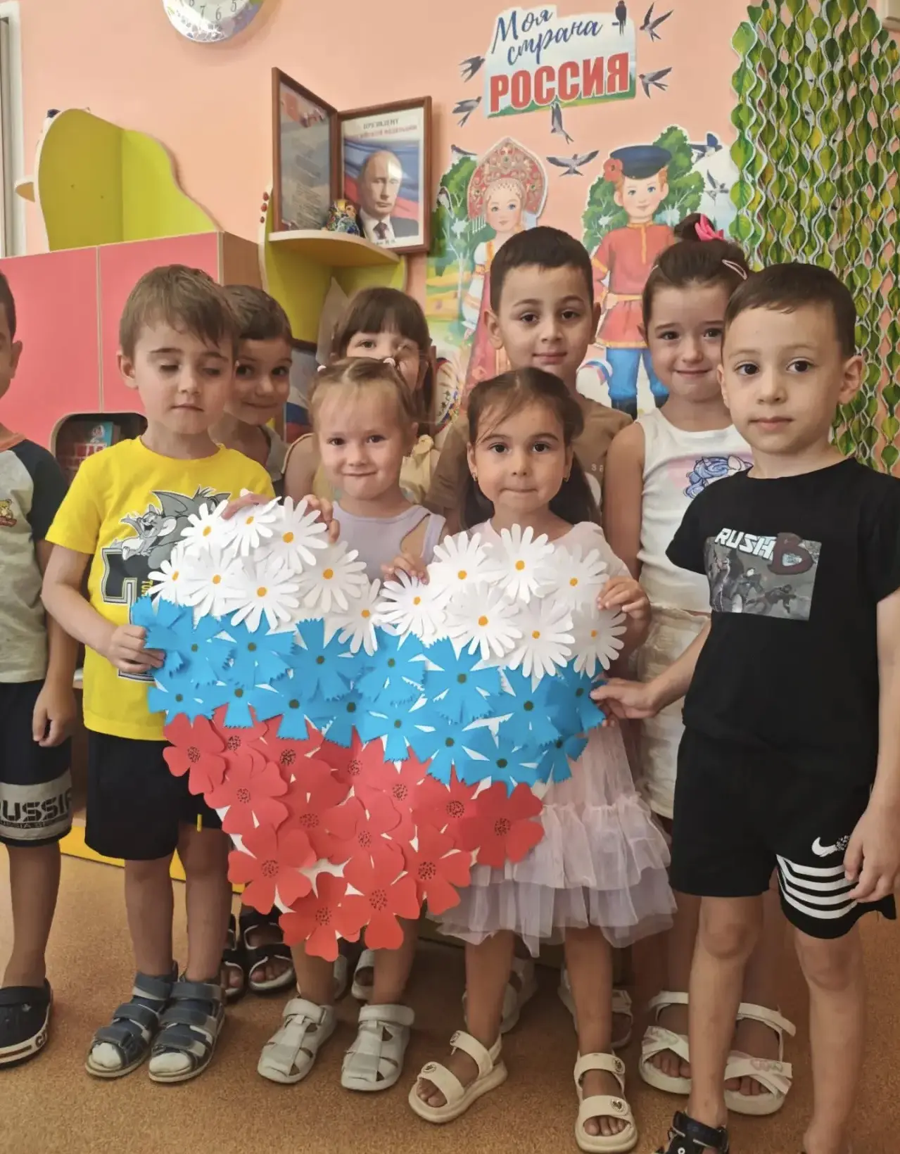 Наш флаг самый лучший на этой Земле,