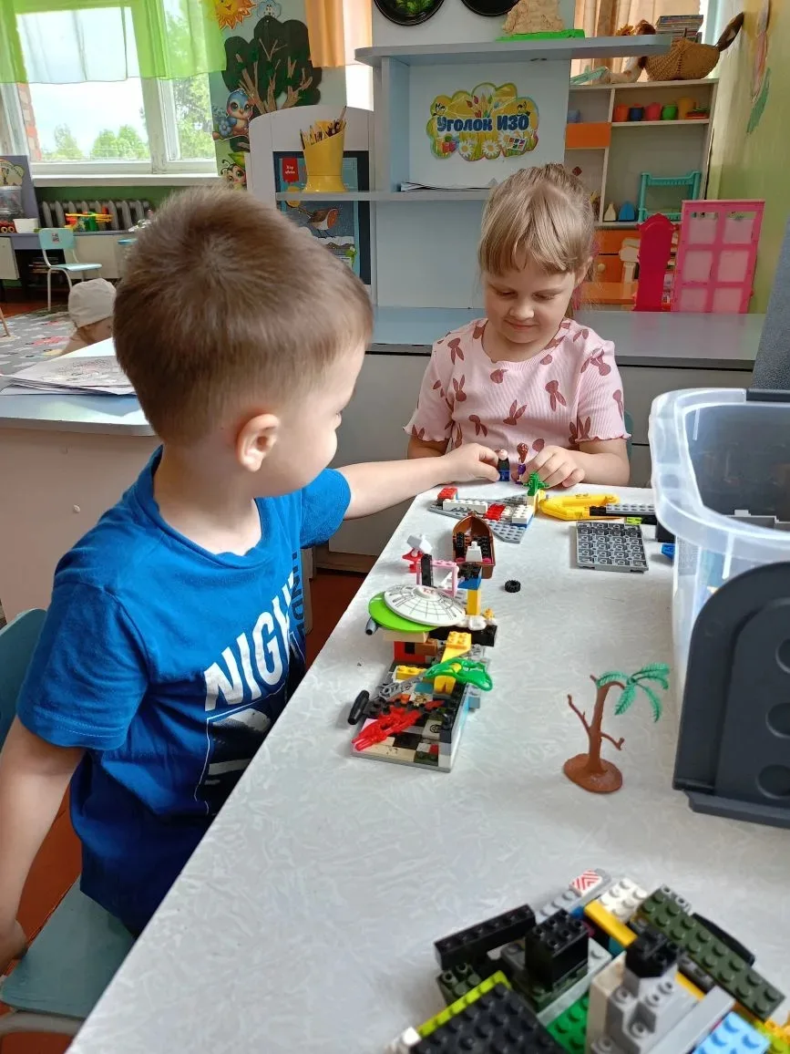 На занятии по LEGO‑конструированию ребята раскрывали способности к техническому творчеству и воплоща
