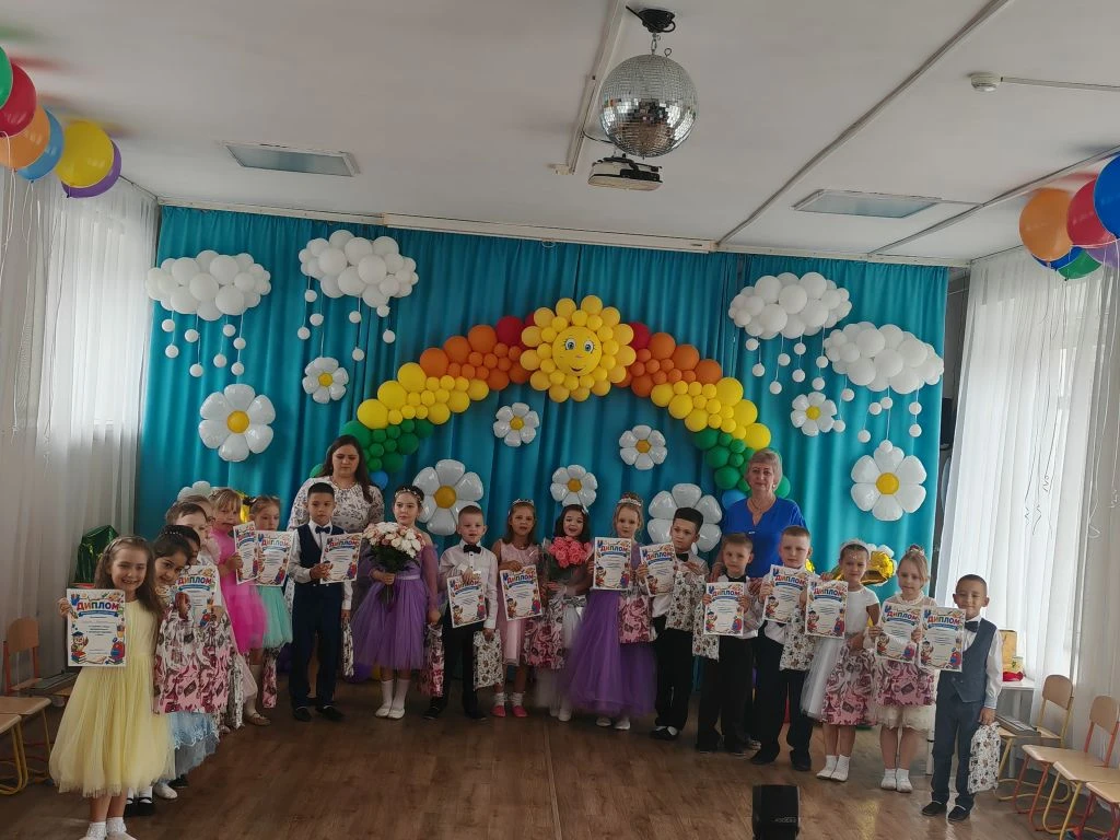 Поздравляем с выпускным подготовительную группу №6😍🎉🥳💐🌷 В добрый путь ребята🙏