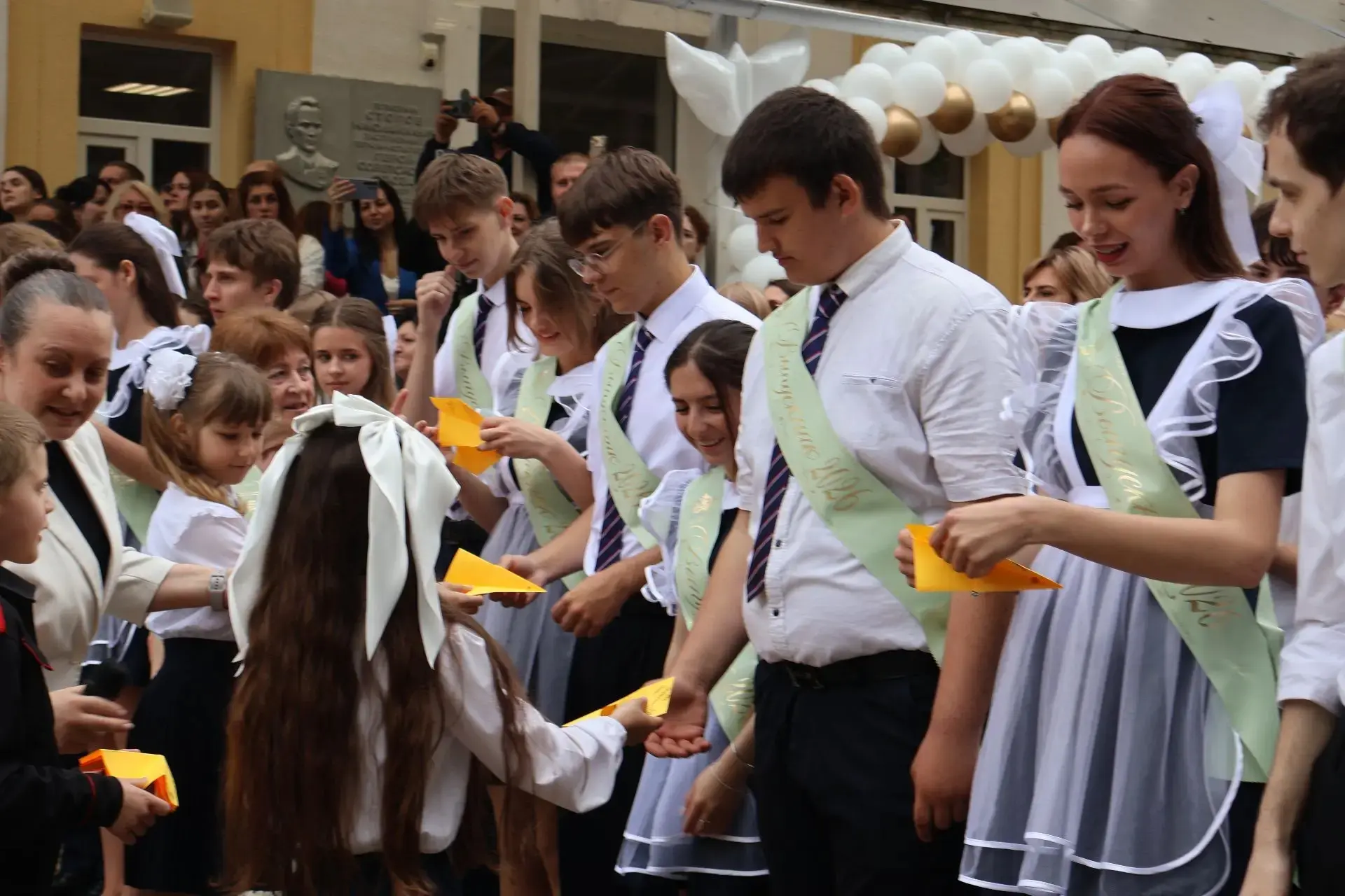 Прозвенел последний звонок 🔔, и закончился последний урок... 📐✏📚    Или всё только начинается? Конеч