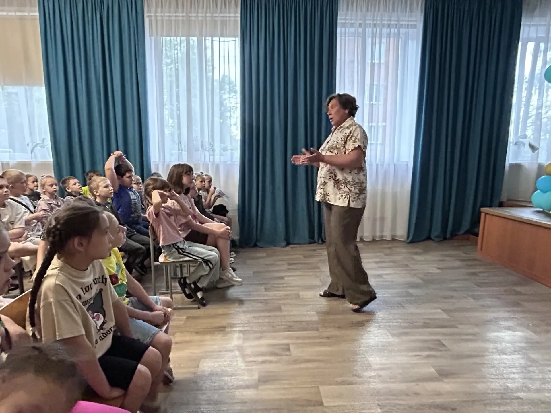 «Танцы, танцы»

Сегодня в летней профильной  смене ребята познакомилась с историей танца и  даже при