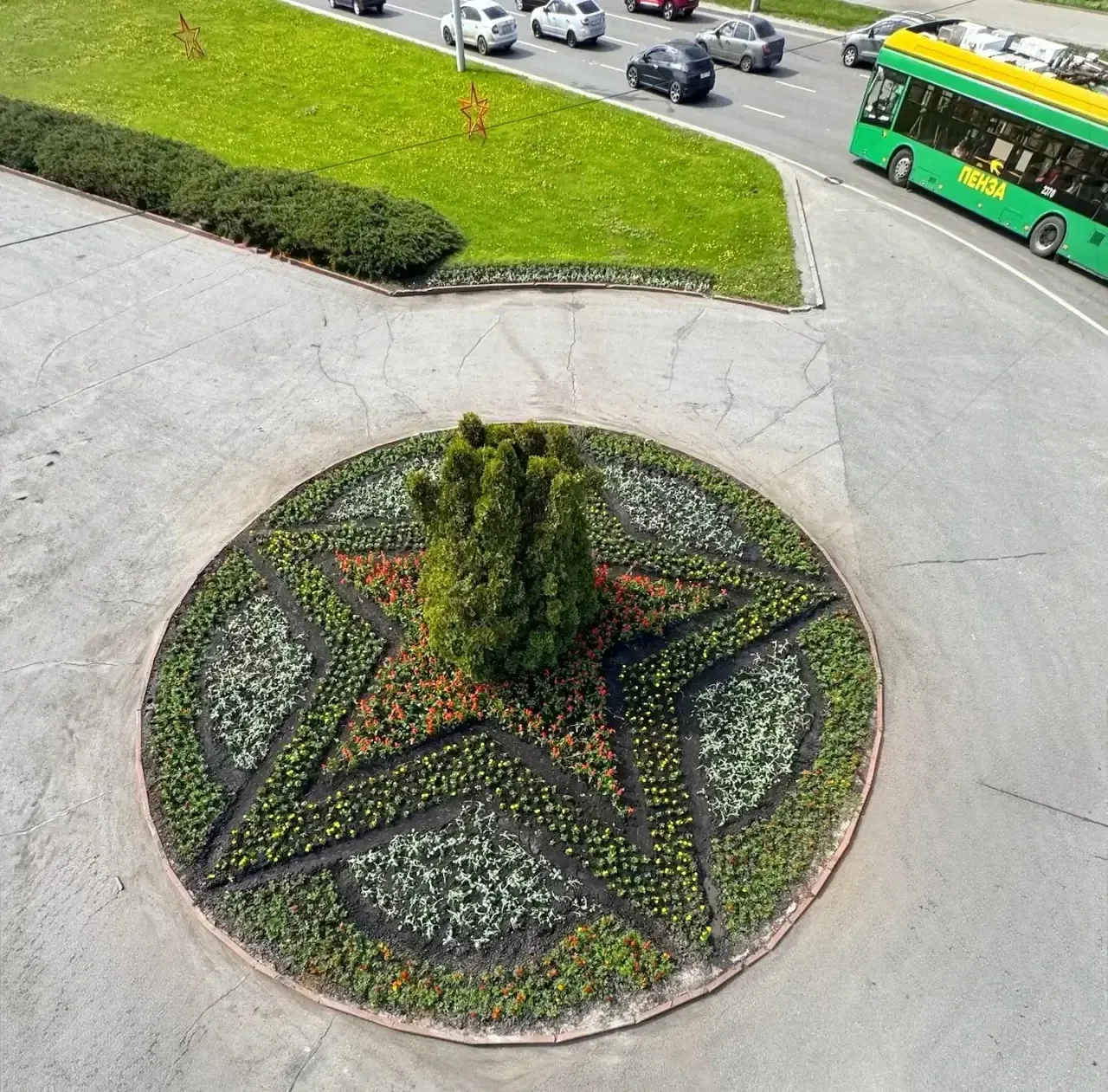 Ярких красок вам в ленту! В городе разбили первые клумбы, которые радуют глаз своей красотой.  Особо