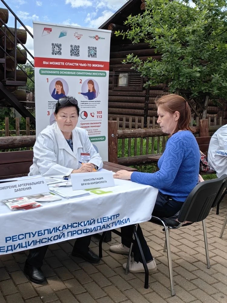 Информационно-профилактическая акция «Улица здоровья» 

 Традиционно в праздничные дни в местах масс
