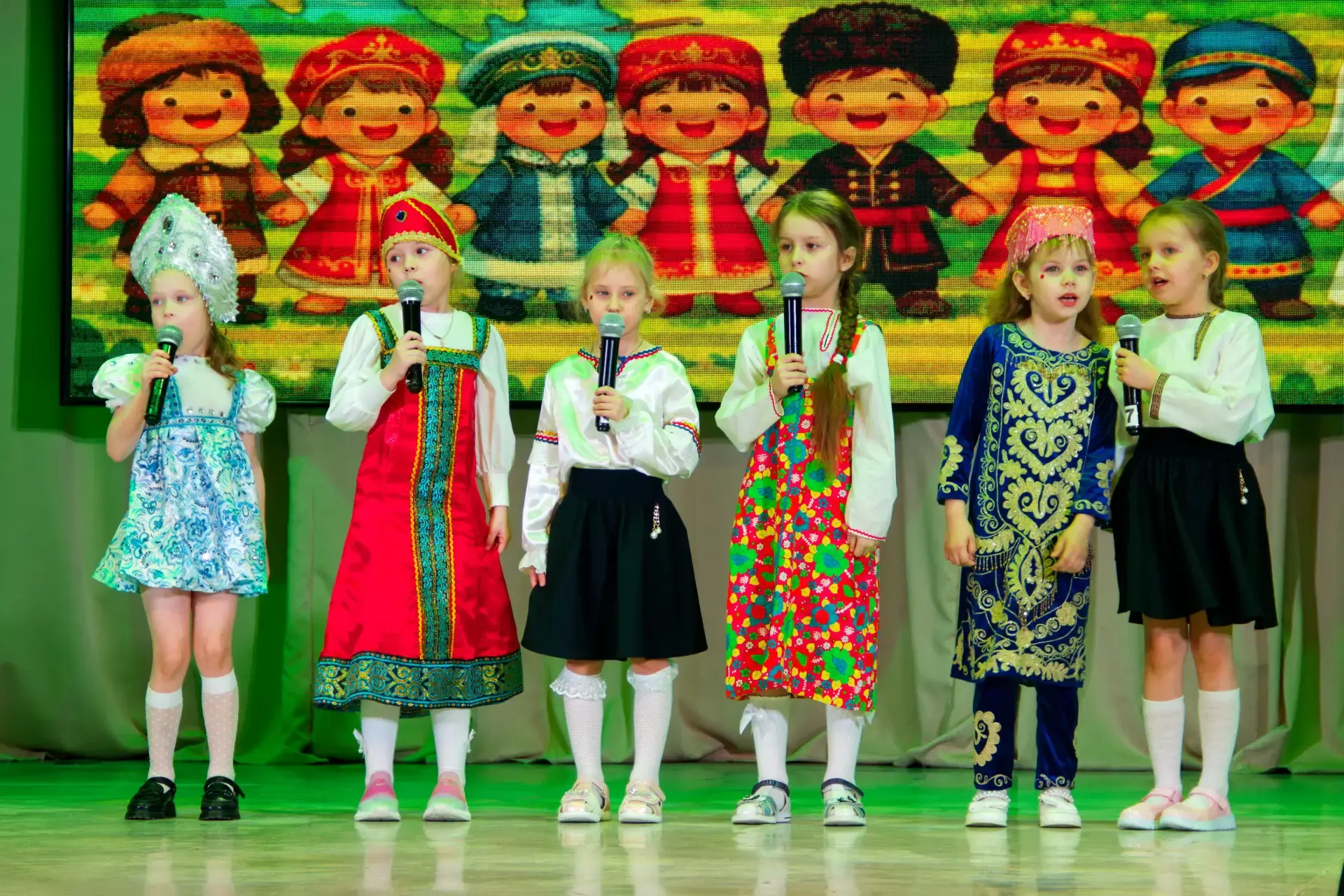 В номинации «Танцевальный калейдоскоп»: 1 место - воспитанники МБДОО «Еланский ДС №5 «Теремок» Гусев